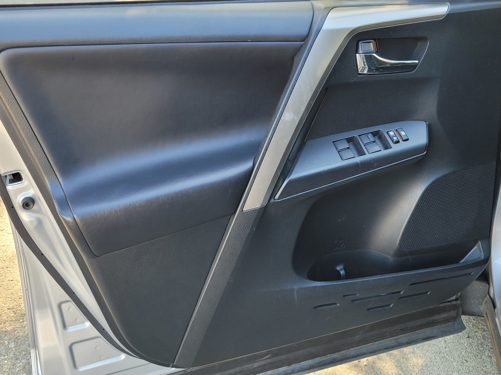 2018 Toyota RAV4 XLE photo 16