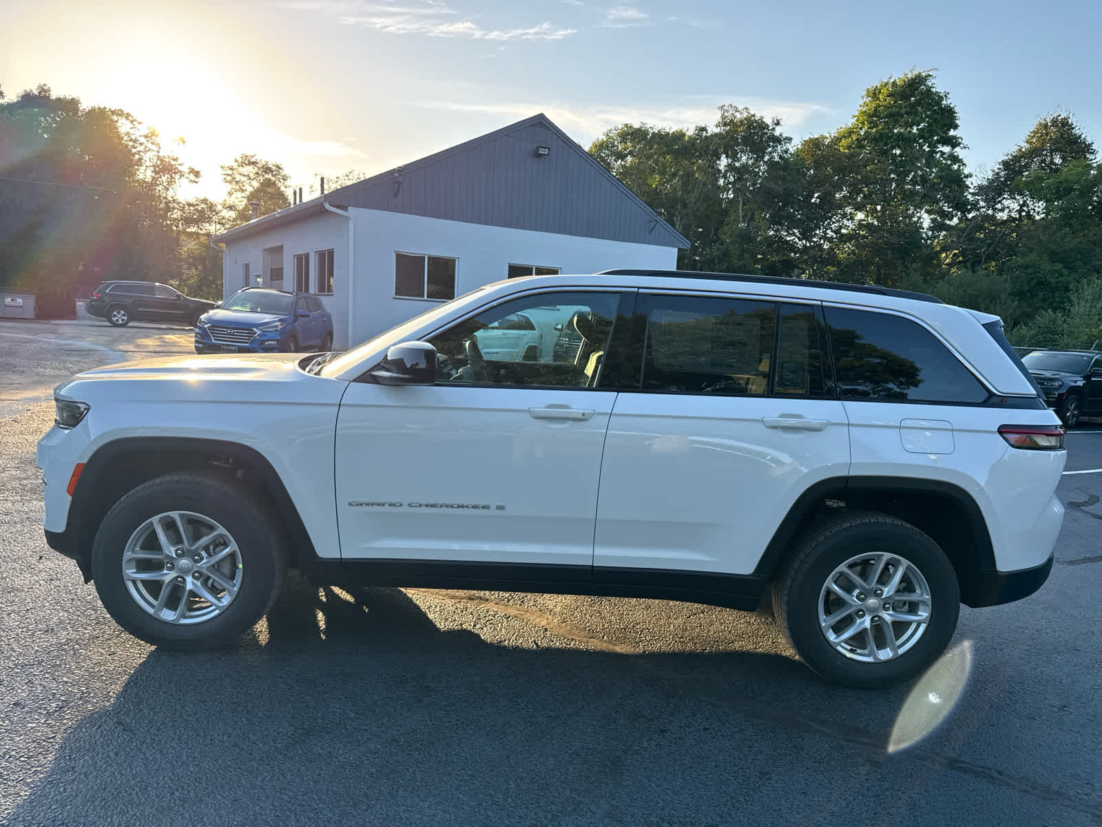 2025 Jeep Grand Cherokee Laredo X photo 4