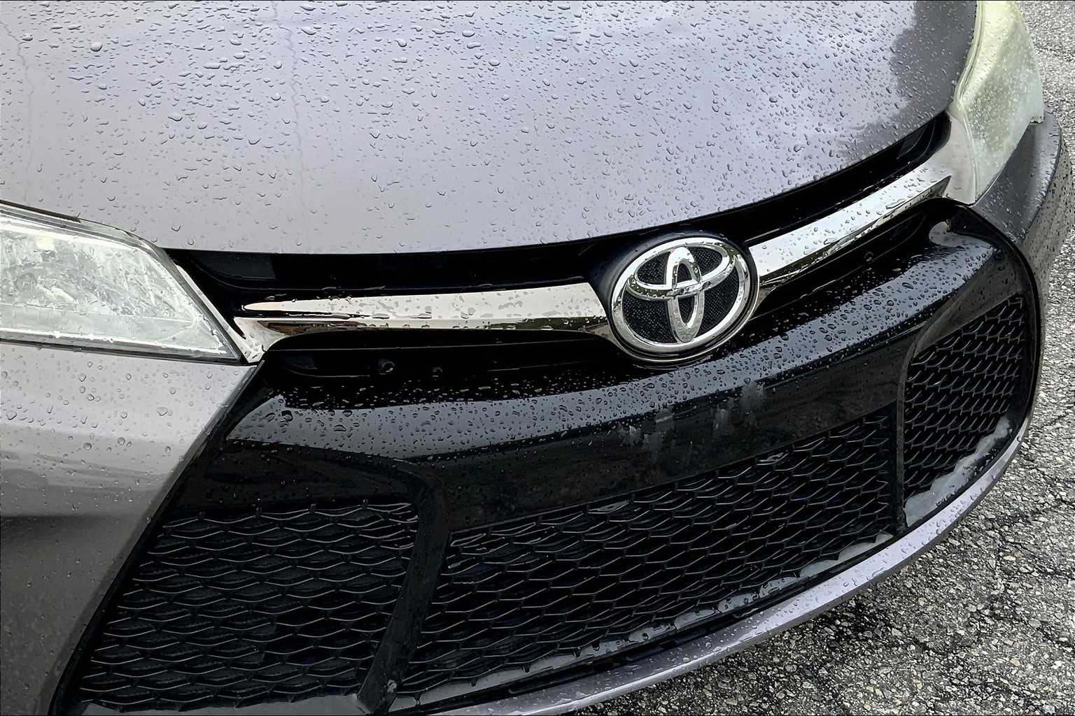 2015 Toyota Camry SE photo 26