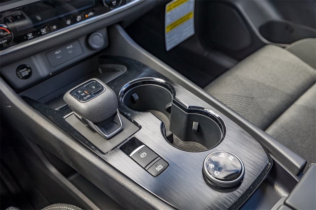 2025 Nissan Rogue SV photo 14