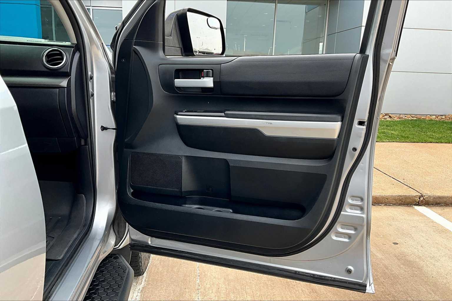 2017 Toyota Tundra SR5 photo 19
