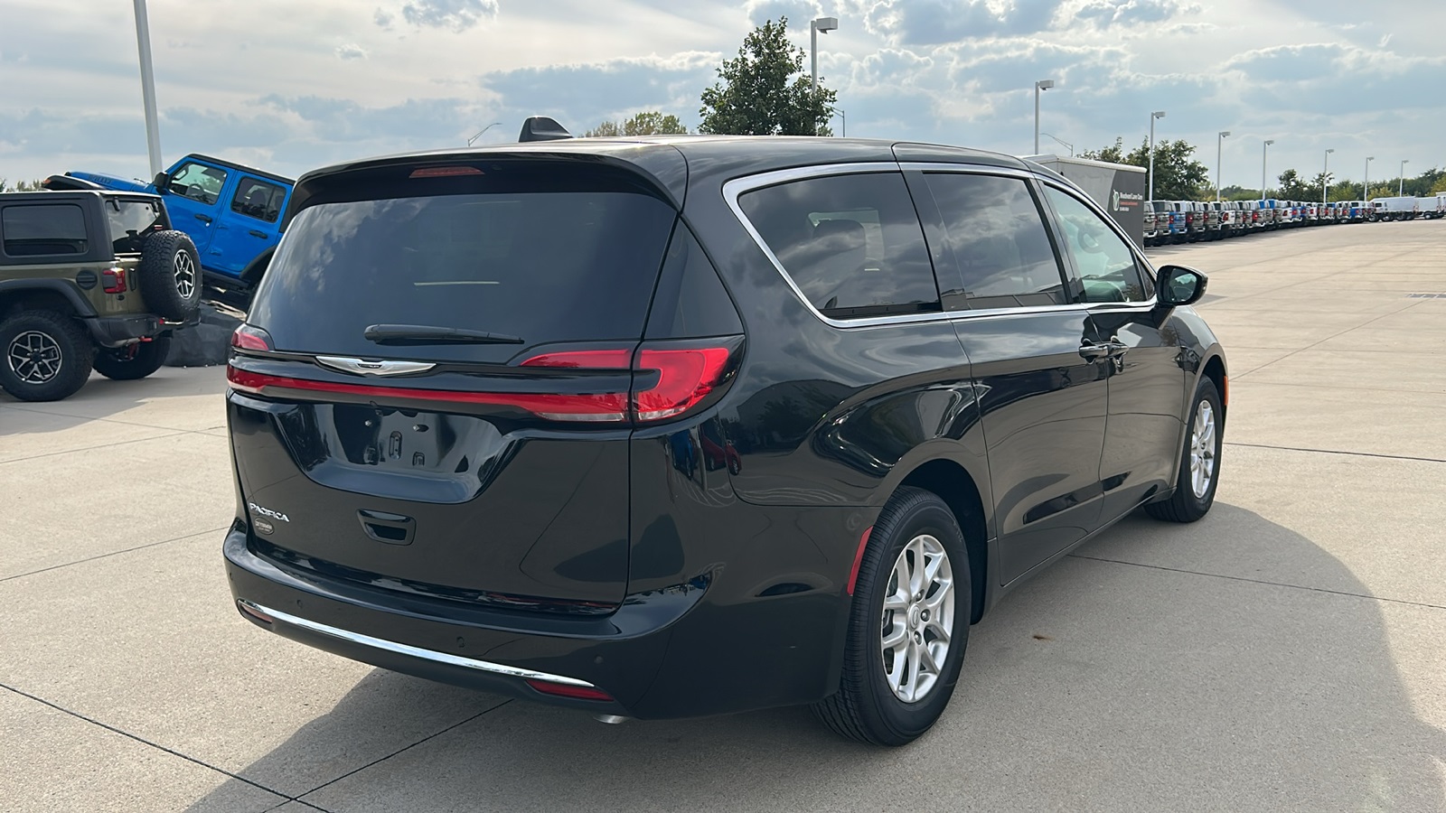 2026 Chrysler Pacifica photo 3