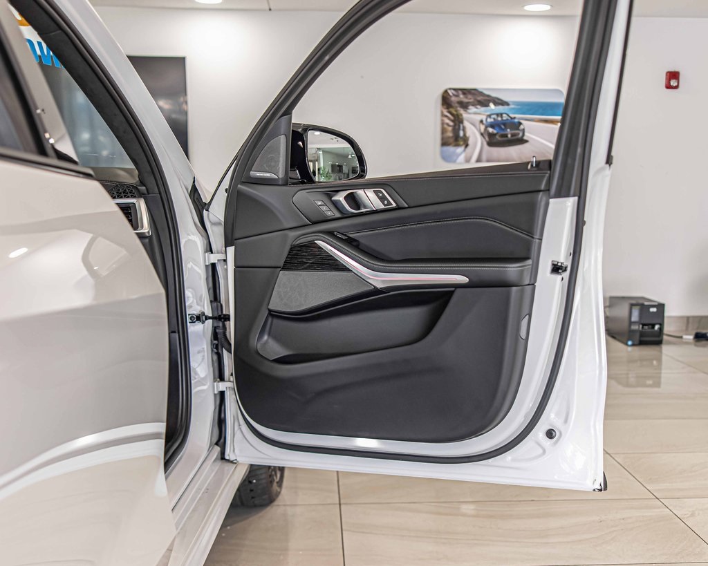 2025 BMW X7 - Image 45
