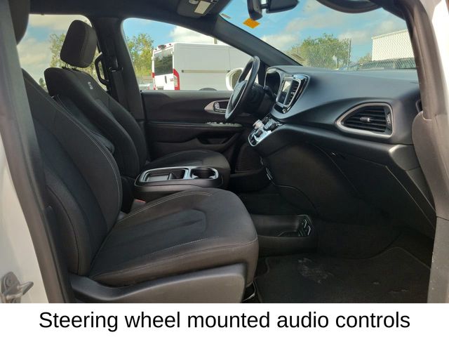 2020 Chrysler Pacifica Touring photo 9