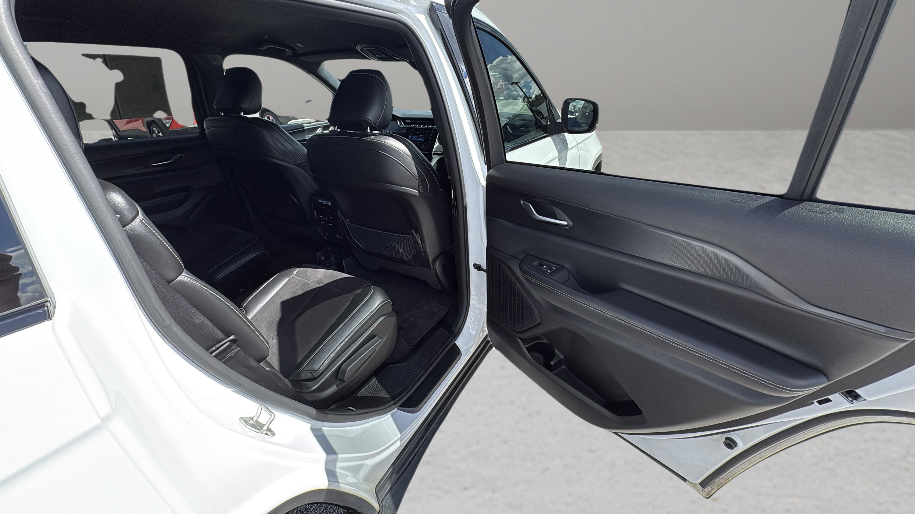 2023 Jeep Grand Cherokee Altitude photo 14