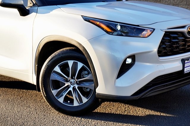 Used 2024 White Toyota LE image 3