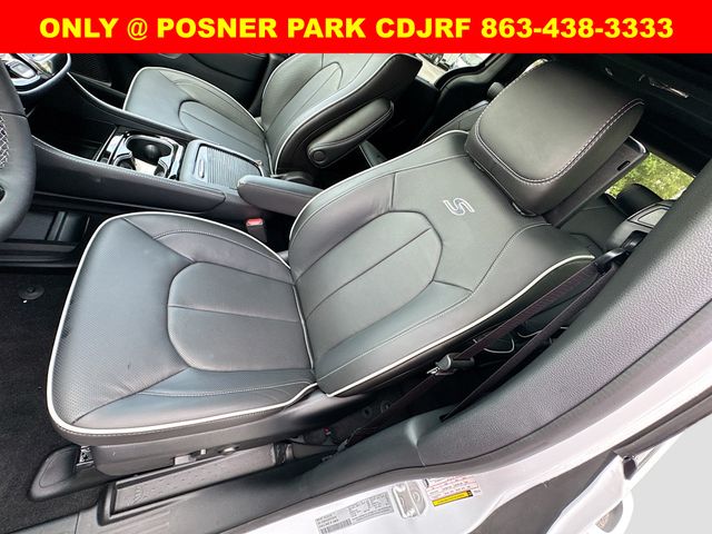 2026 Chrysler Pacifica Limited photo 19