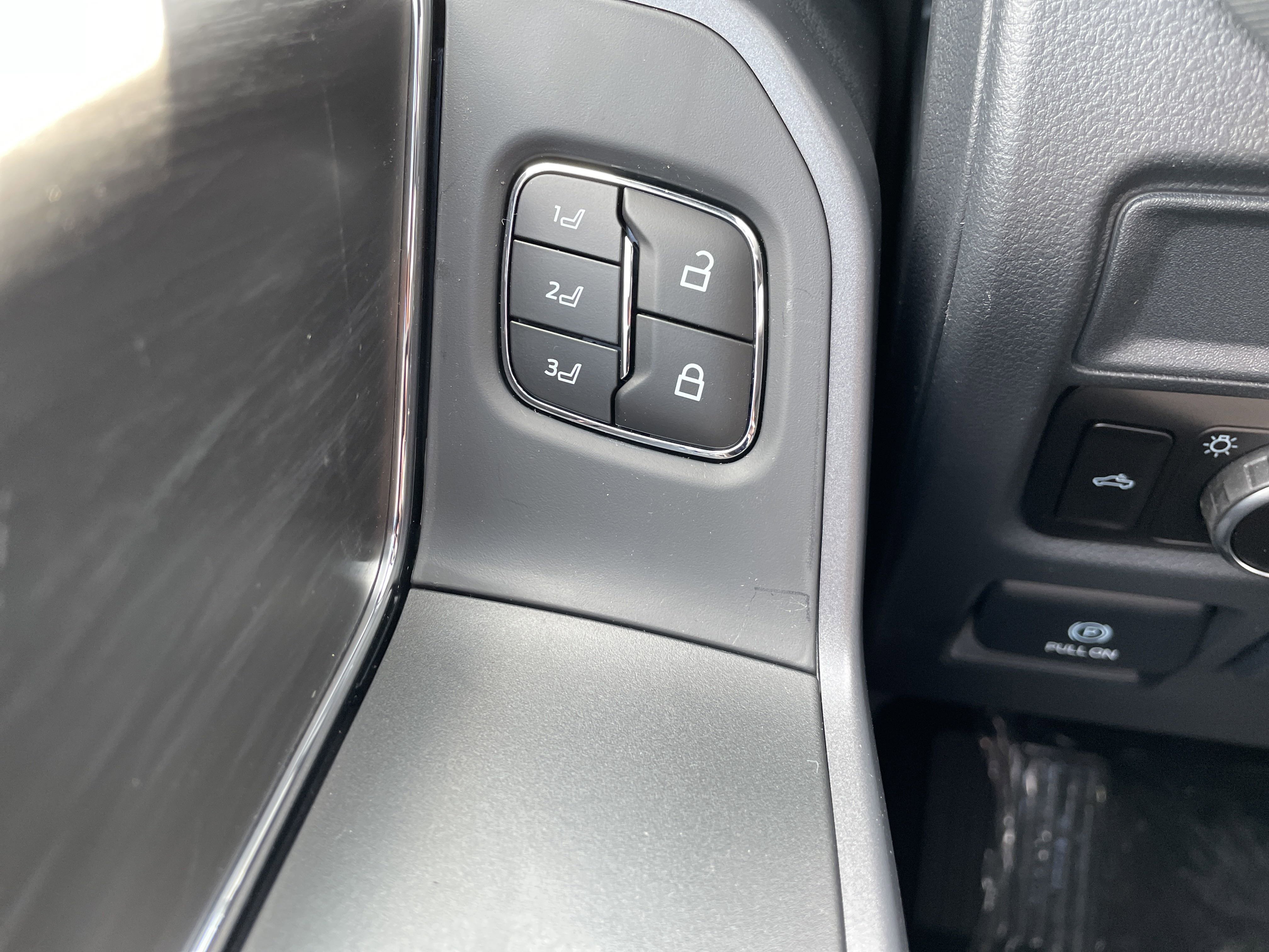 2025 Ford F-150 Lariat photo 3