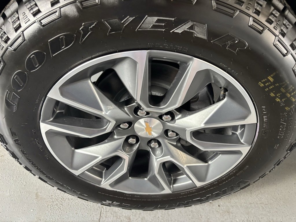 2025 Chevrolet Silverado 1500 LT photo 2