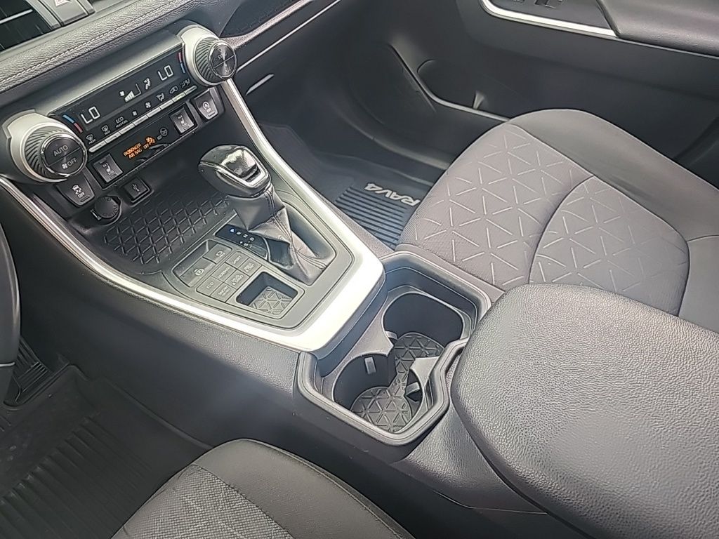 2020 Toyota RAV4 XLE photo 30