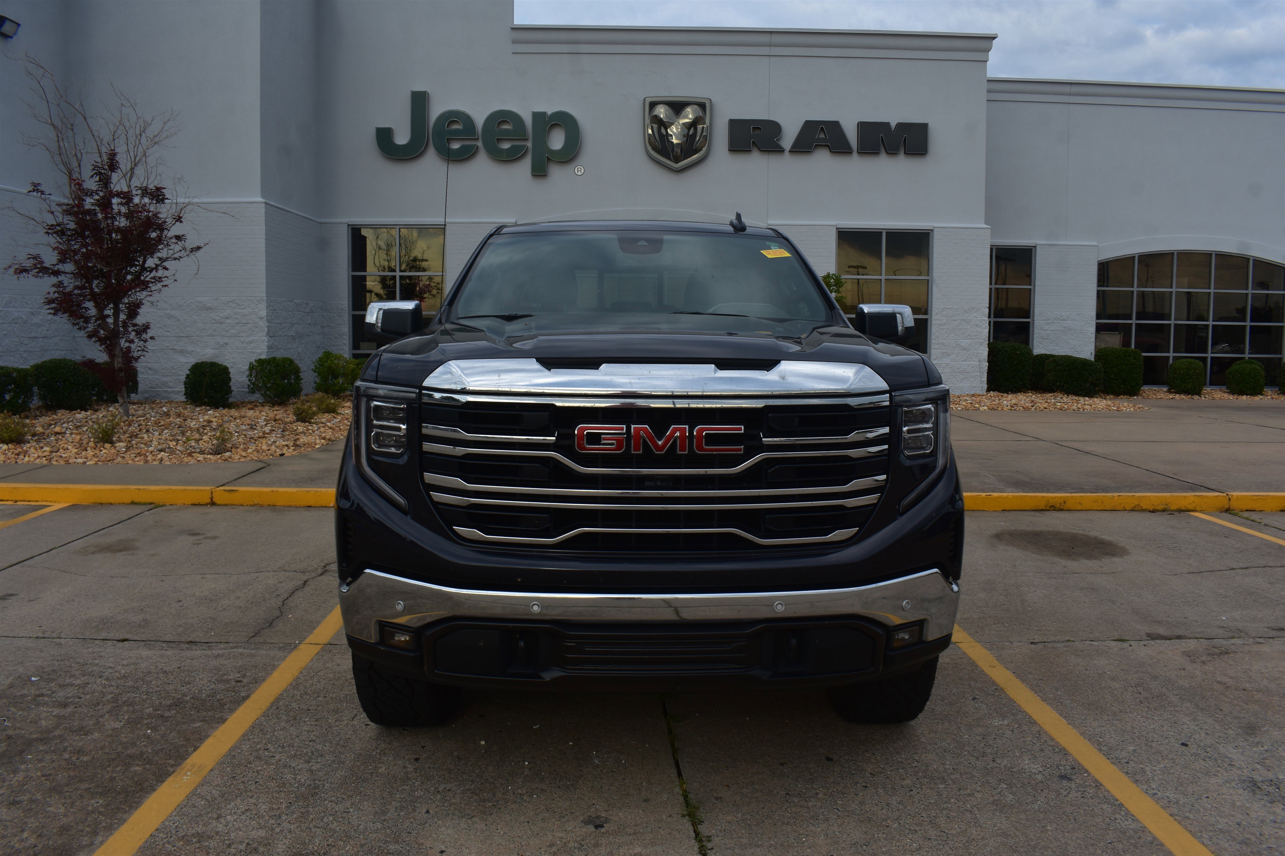 Used 2024 GMC Sierra 1500 SLT with VIN 3GTUUDED4RG115329 for sale in Little Rock