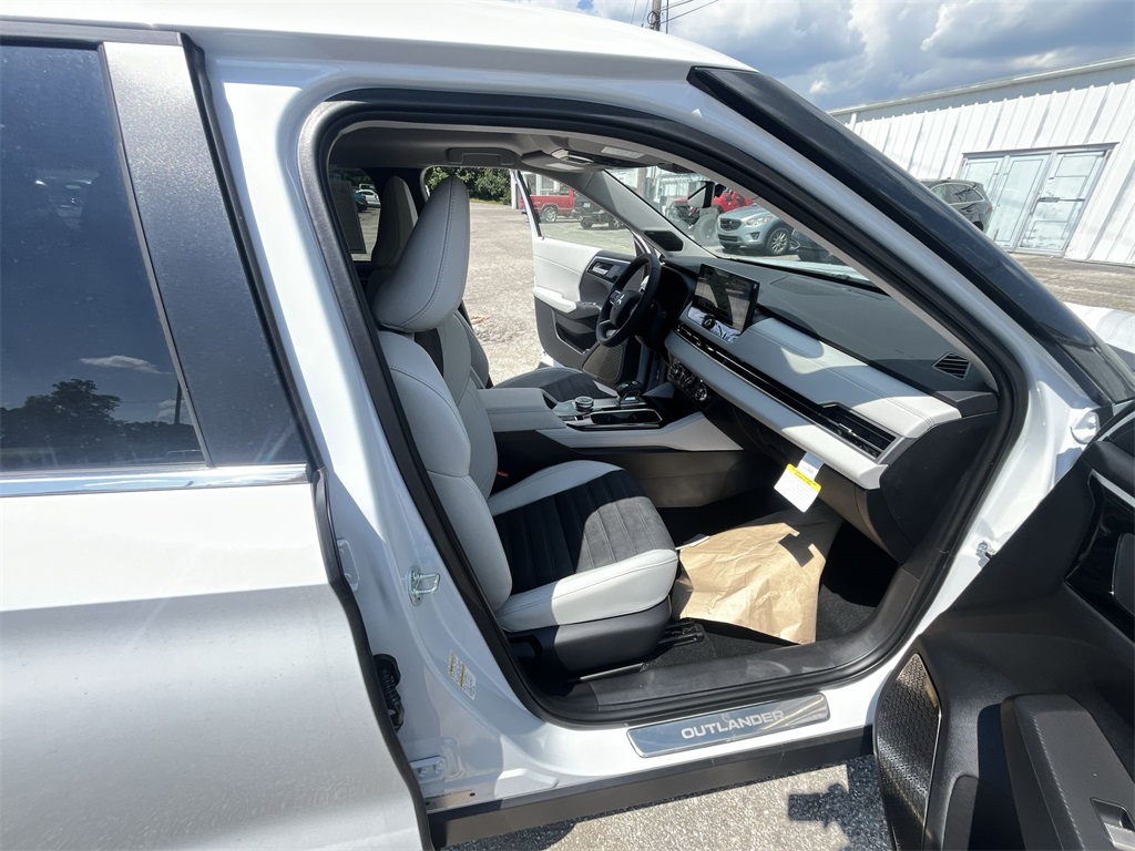 2025 Mitsubishi Outlander SE photo 22