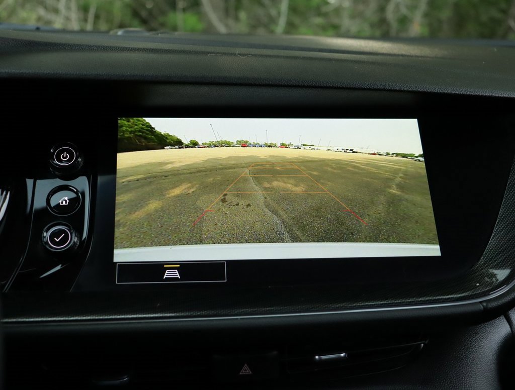 Used 2022 Summit White Buick Essence image 14