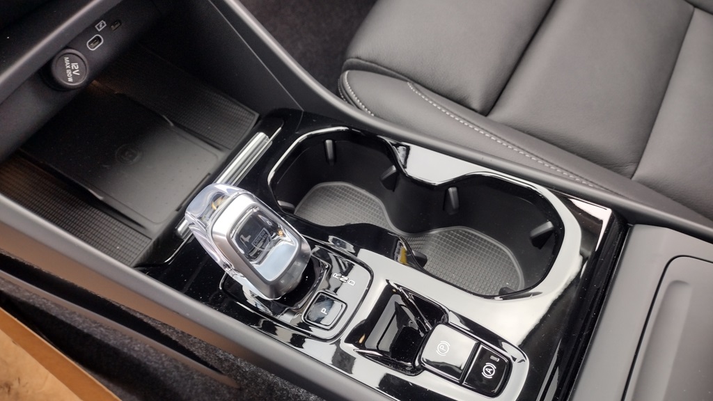 2025 VOLVO XC40 - Image 15