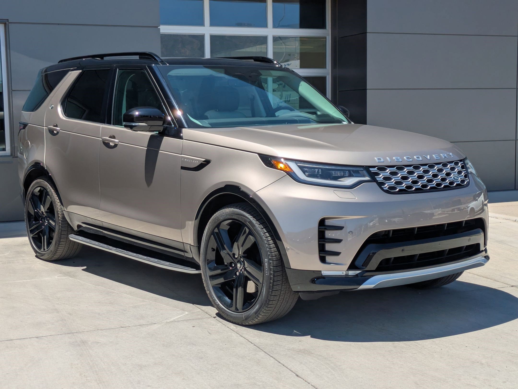 2025 Land Rover Discovery Metropolitan Edition photo 3