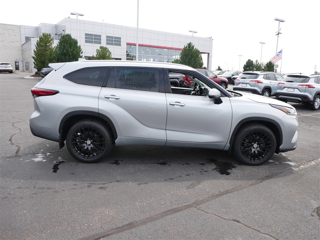 2022 Toyota Highlander Limited photo 2