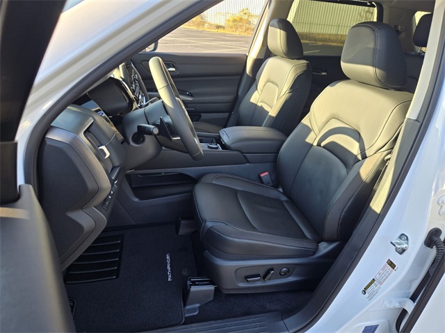 2025 Nissan Pathfinder SL photo 4