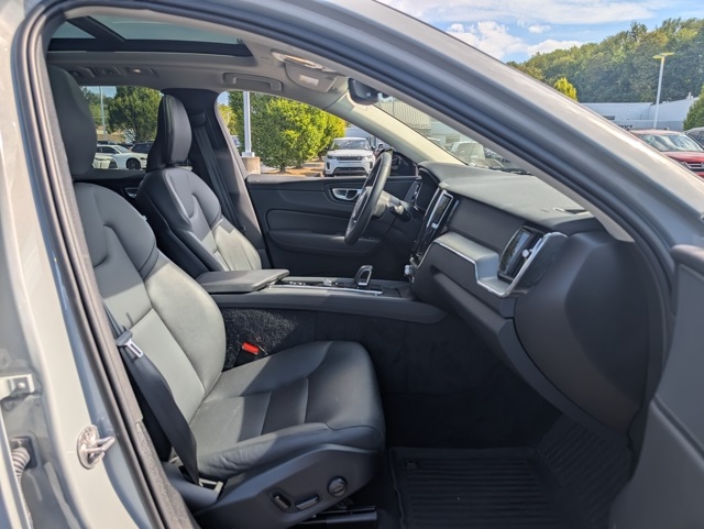 2025 Volvo XC60 B5 Core photo 31