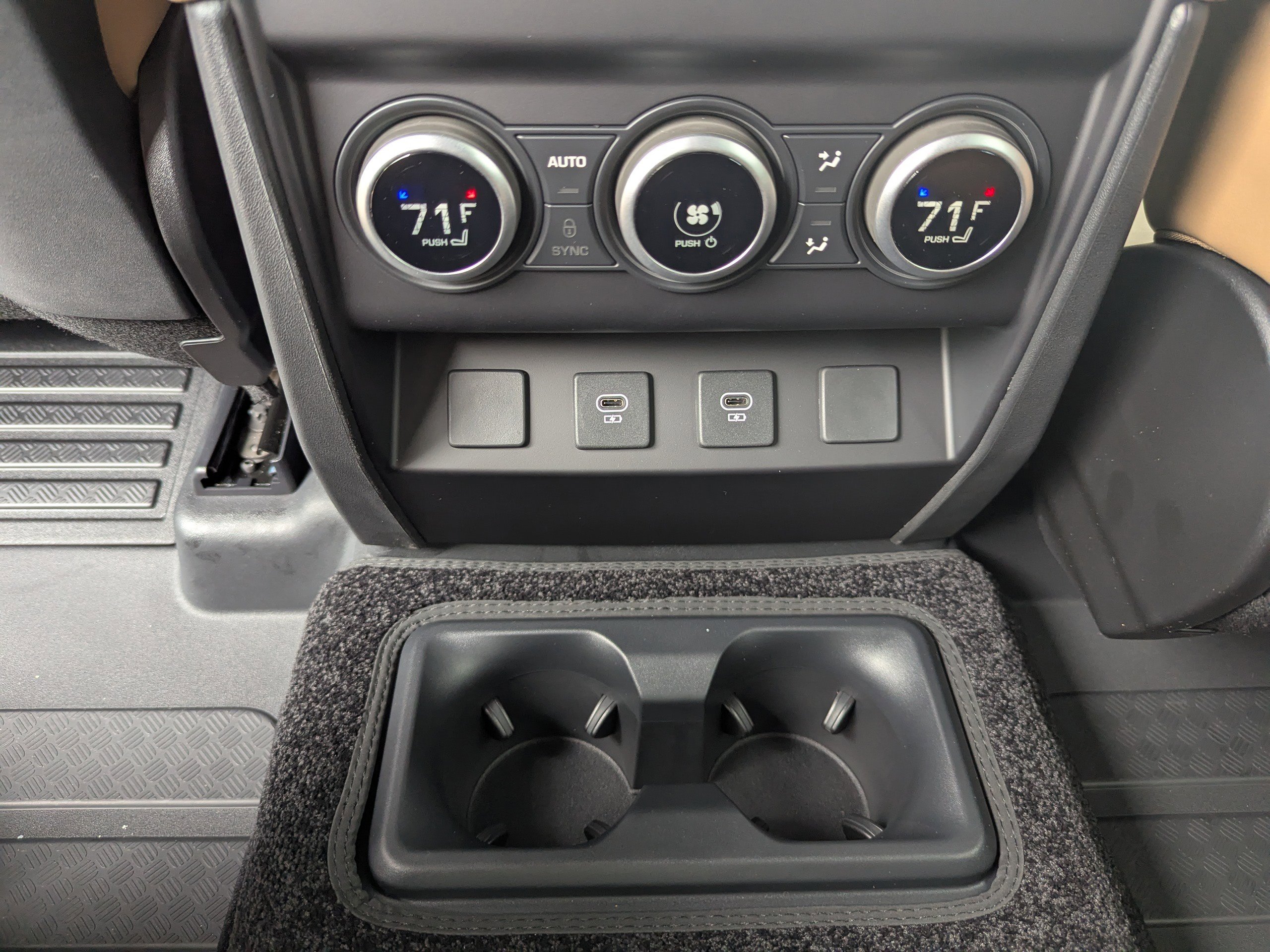 2025 Land Rover Defender 130 S photo 16