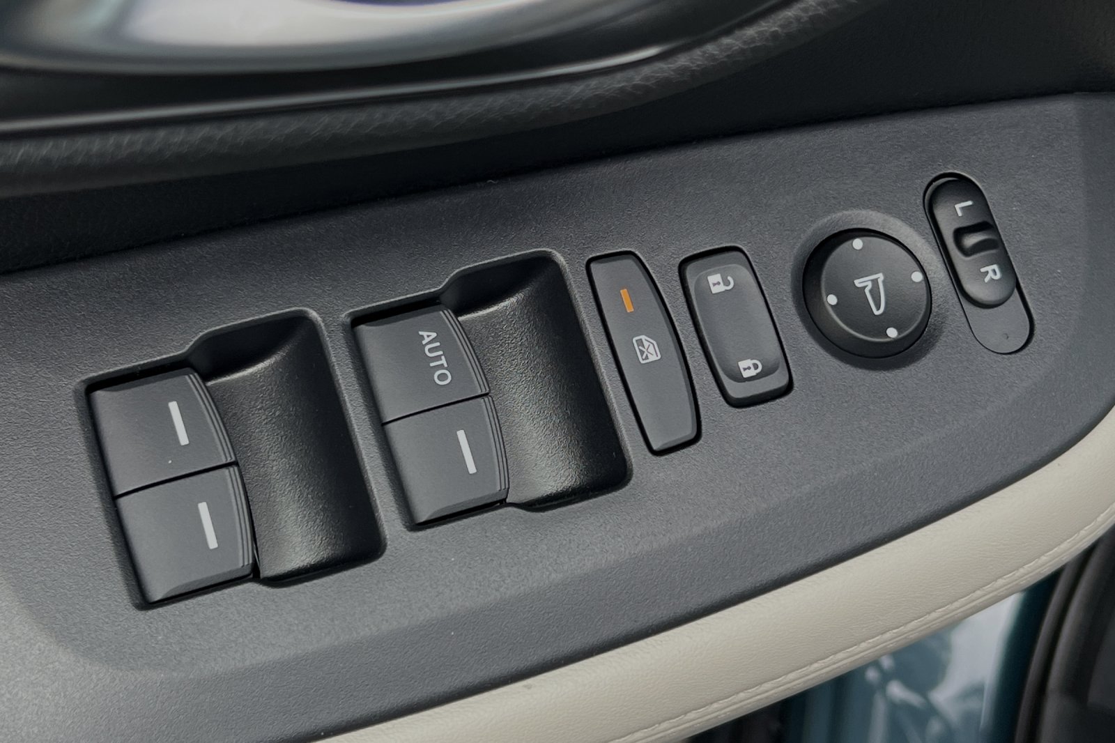 2025 Honda HR-V LX photo 7