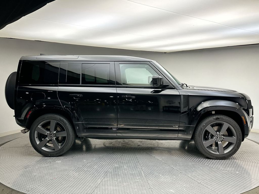 2025 Land Rover Defender 110 V8 photo 3