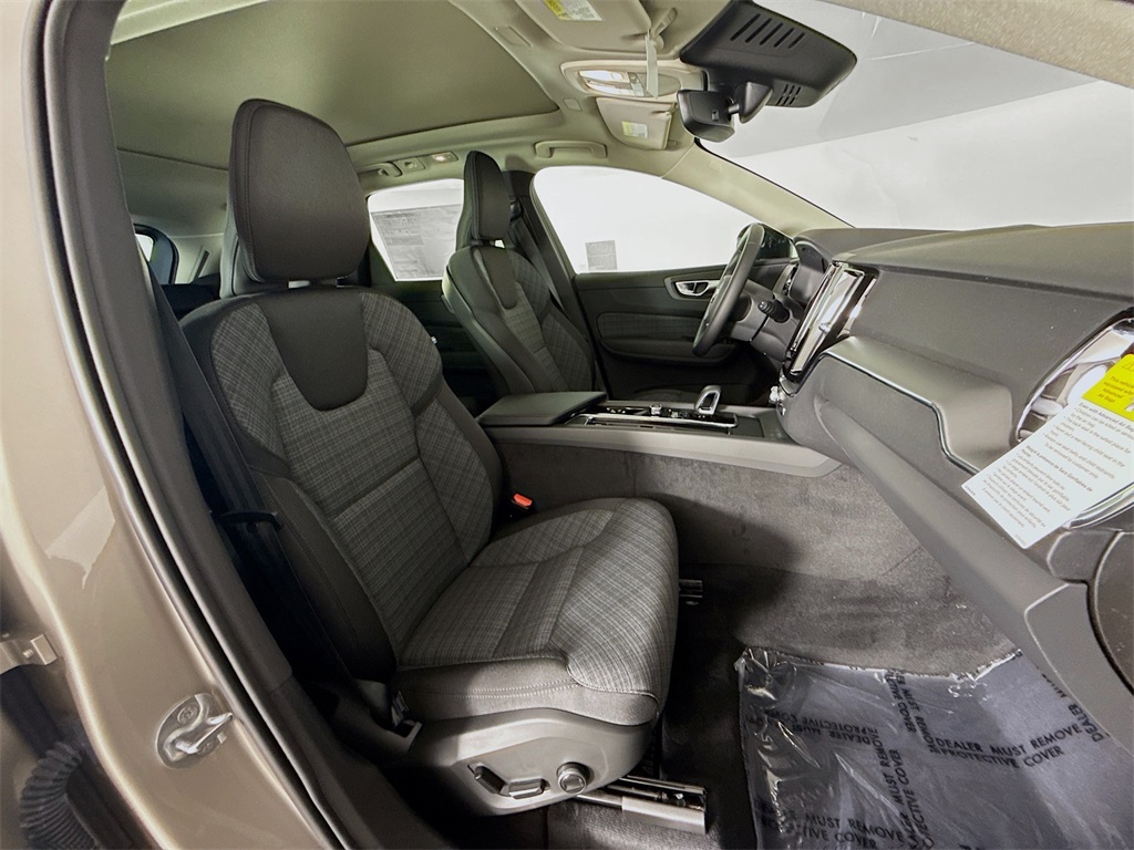 2025 Volvo XC60 B5 Core photo 27