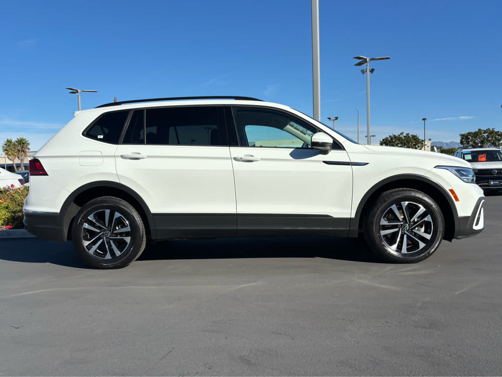 2022 Volkswagen Tiguan S photo 2