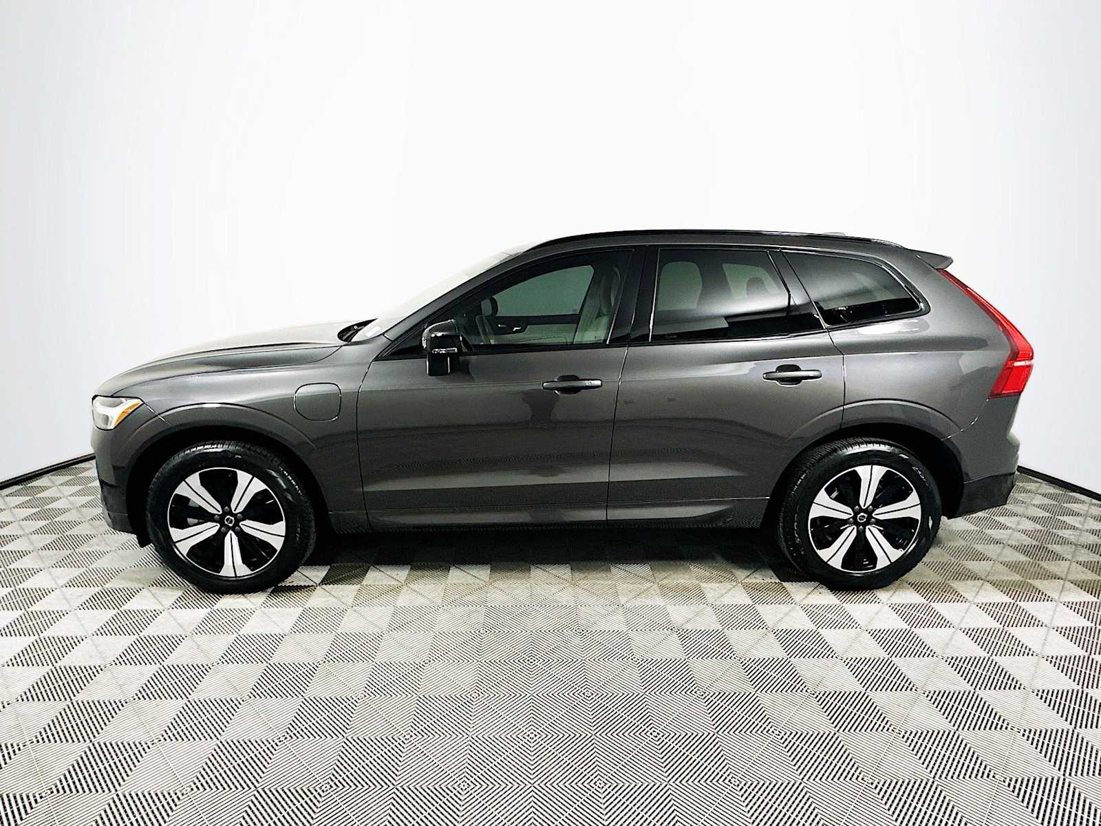 2025 Volvo XC60 T8 Core photo 4