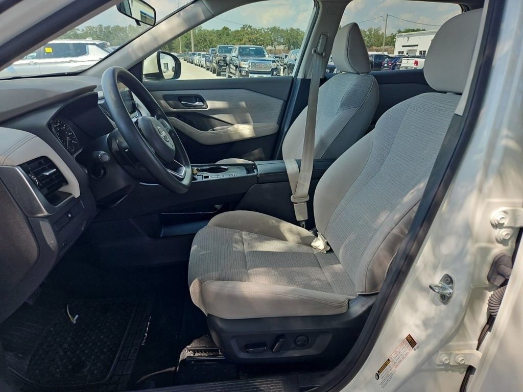 2023 Nissan Rogue SV photo 2