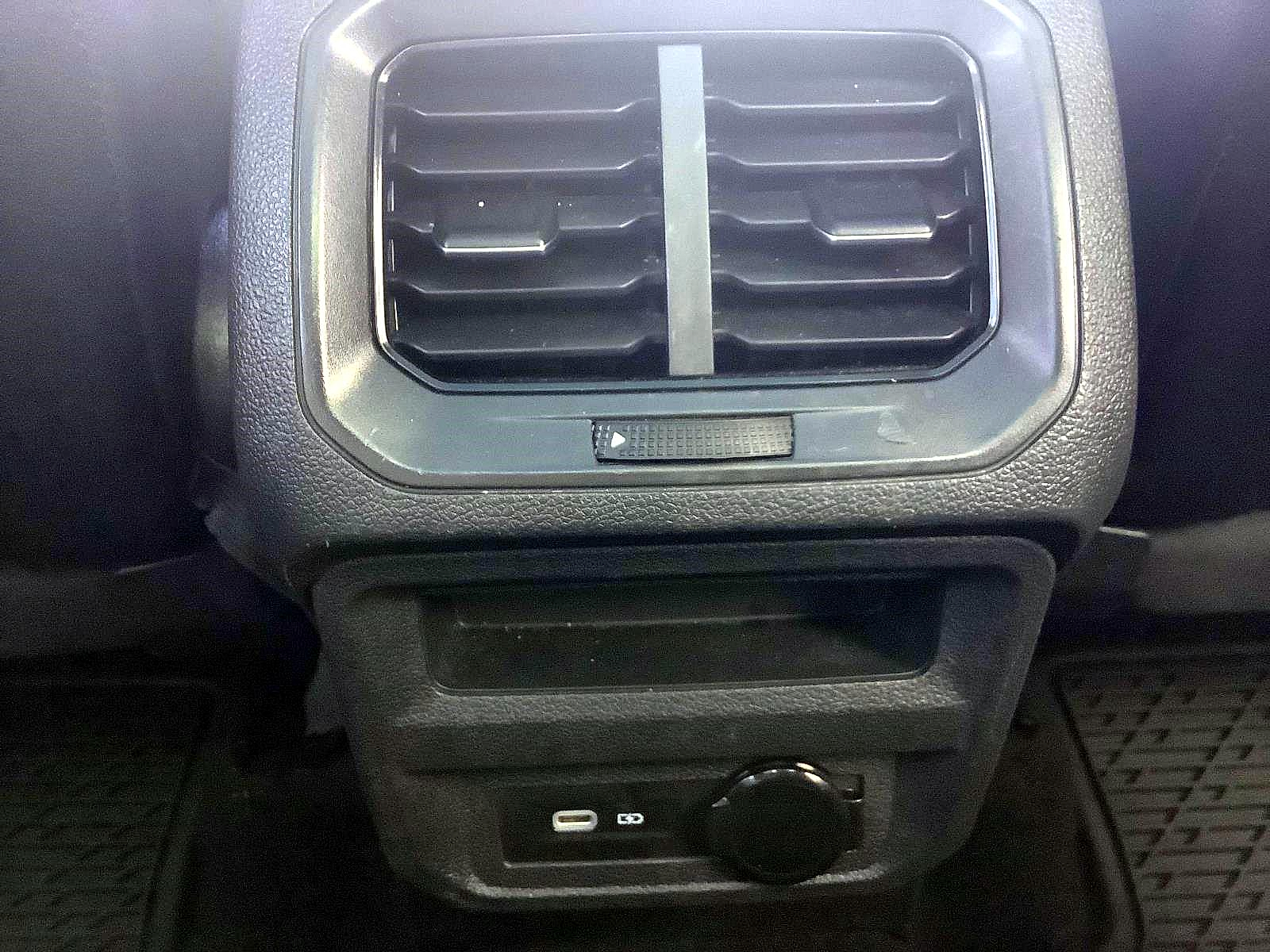 2021 Volkswagen Tiguan SE photo 2