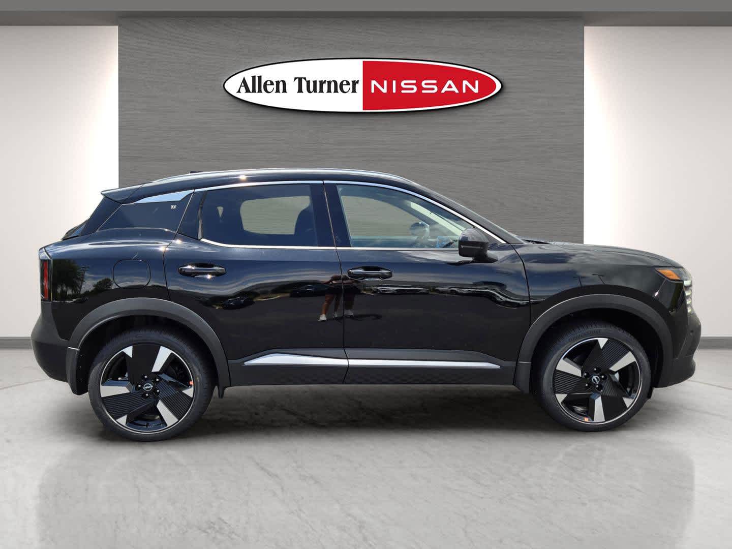 2025 Nissan Kicks SR photo 3