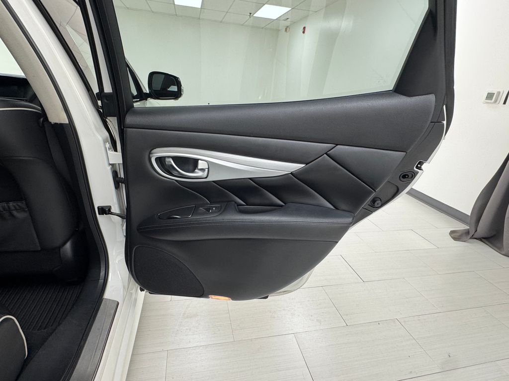 2019 Infiniti Q70 photo 16