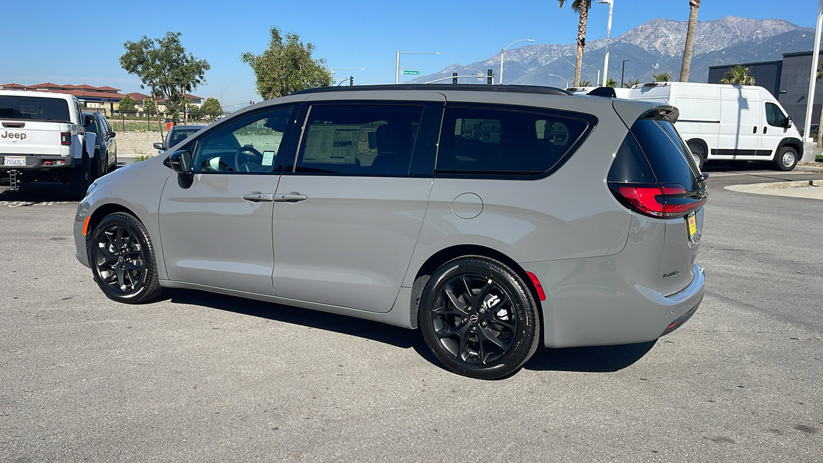 2025 Chrysler Pacifica Limited photo 3