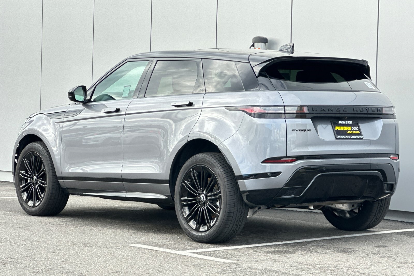 2025 Land Rover Range Rover Evoque Dynamic SE photo 3