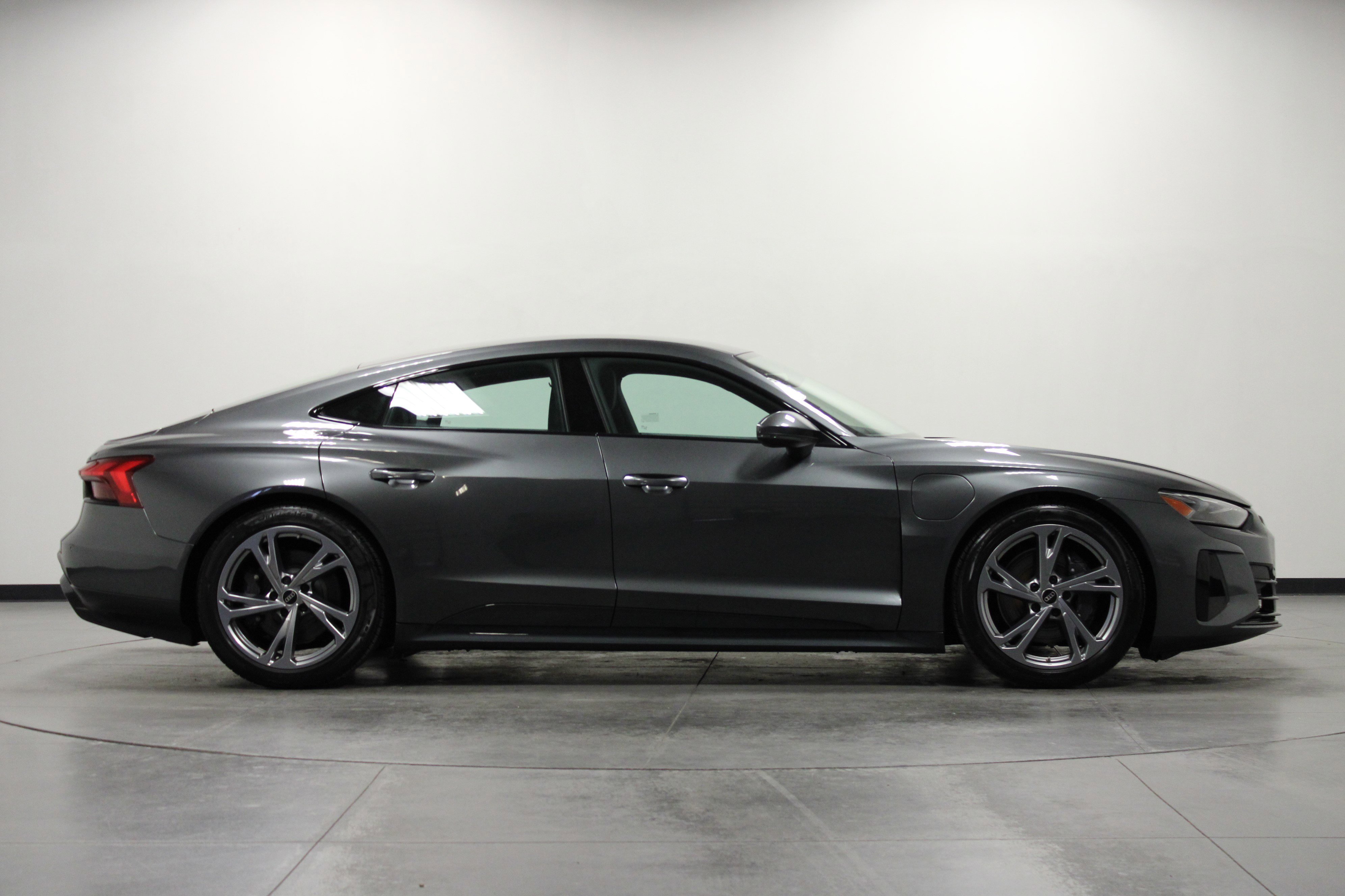 2023 Audi e-tron GT Premium Plus photo 2