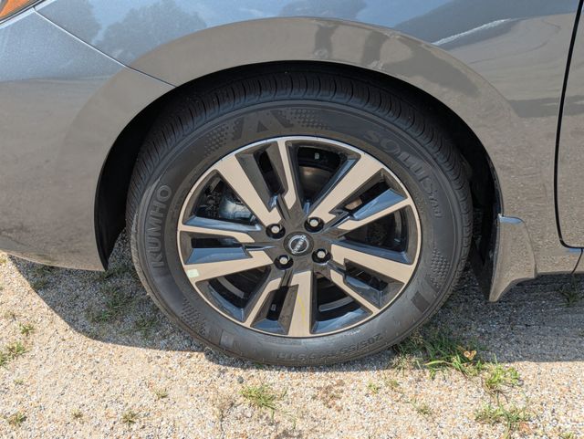 2025 Nissan Versa 1.6 SV photo 9