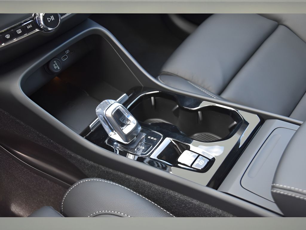 2025 Volvo XC40 photo 33