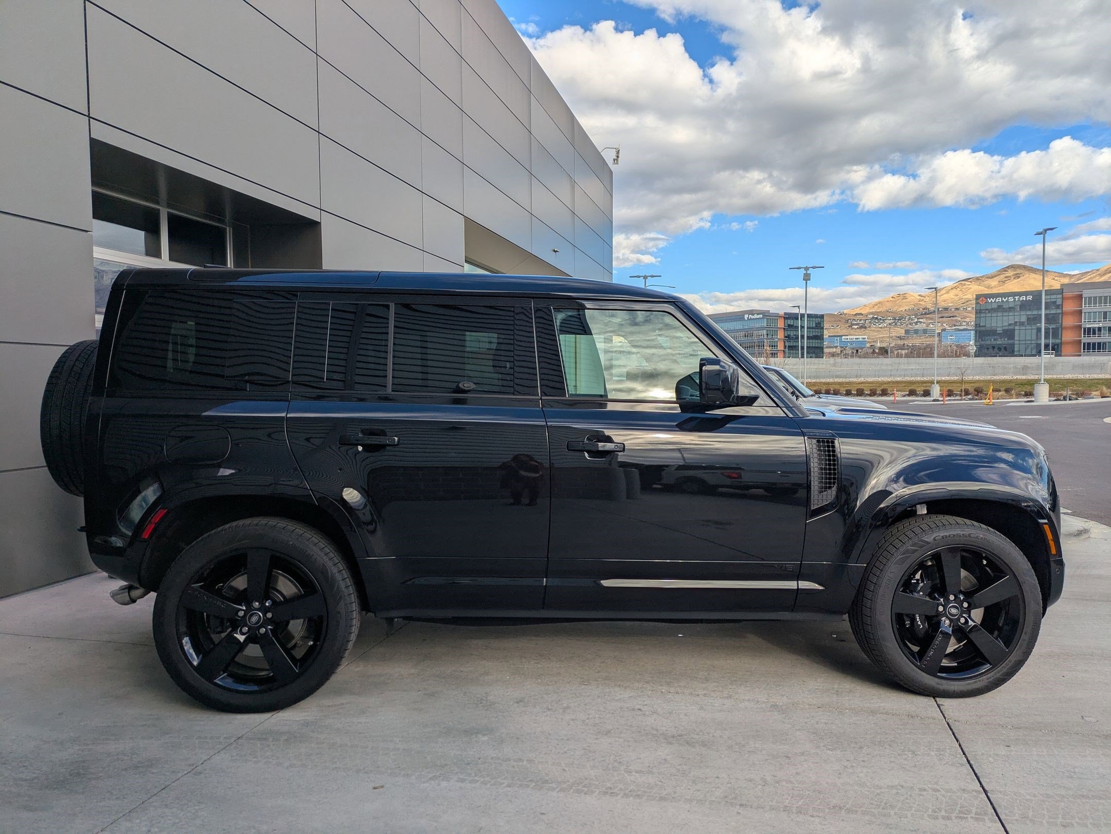 2025 Land Rover Defender 110 V8 photo 4