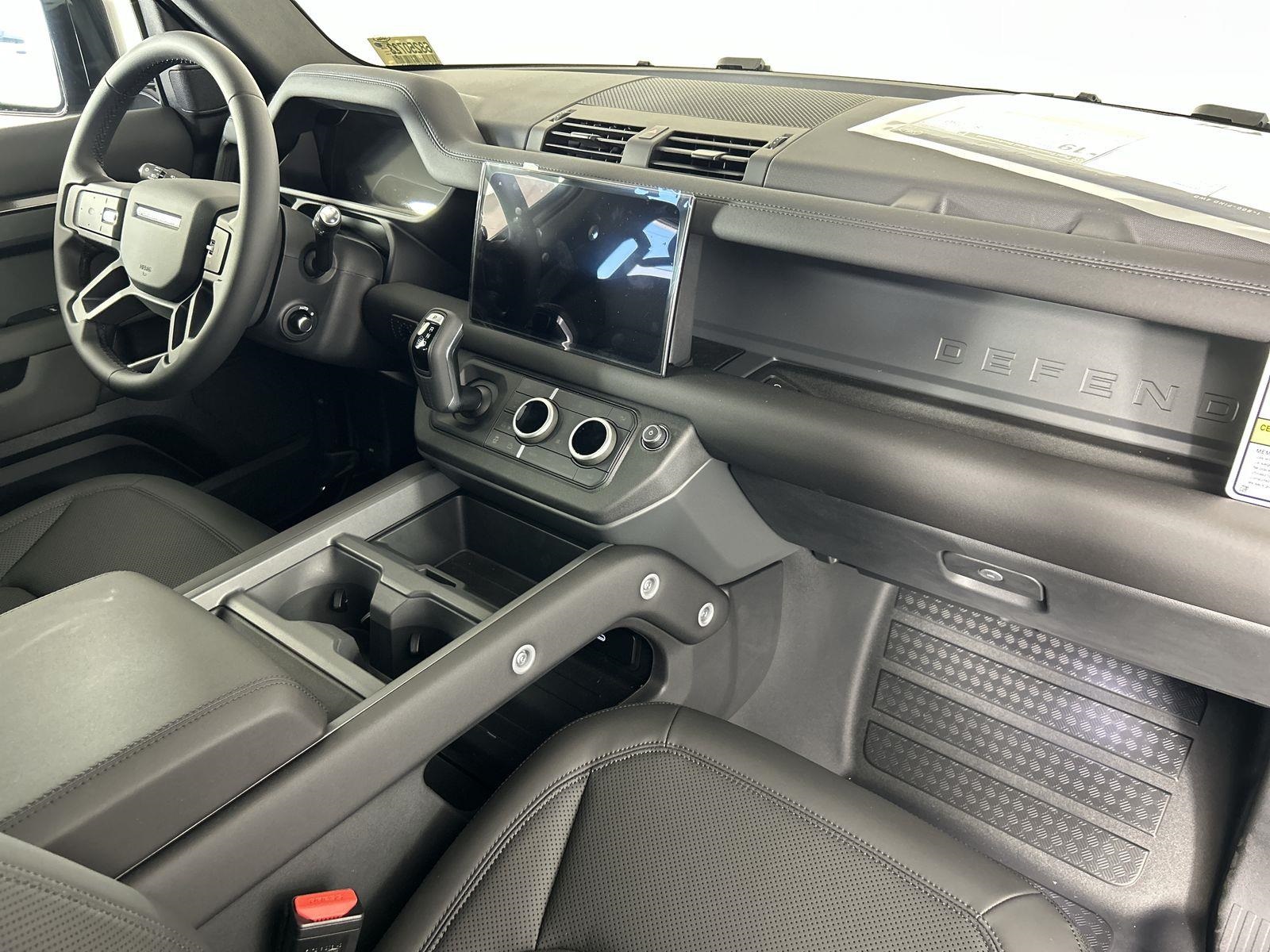 2025 Land Rover Defender 110 S photo 33
