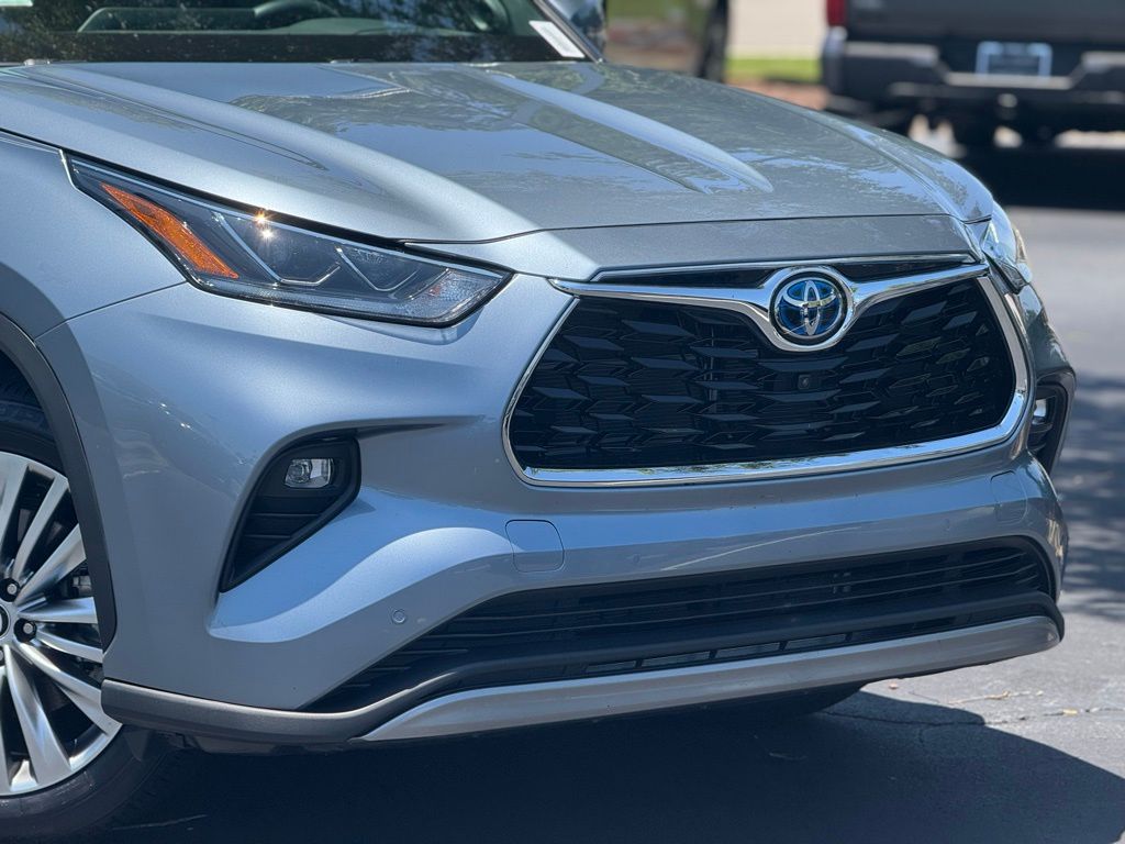 2023 Toyota Highlander Hybrid Platinum photo 4