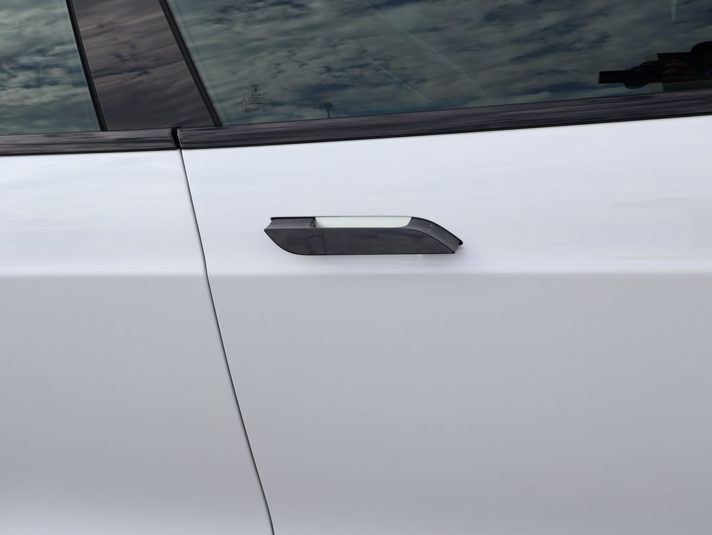 2024 Tesla Model S photo 8