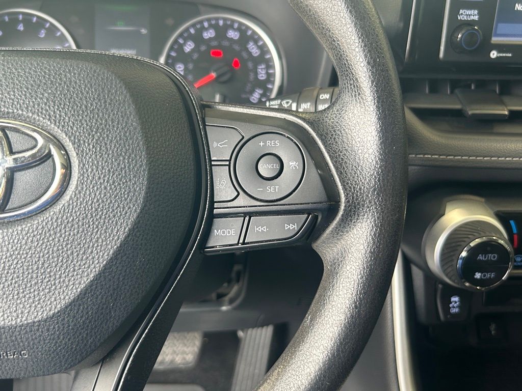 2021 Toyota RAV4 XLE photo 31