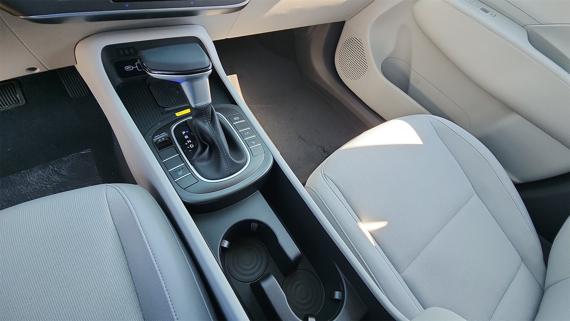 2026 Hyundai Kona SEL photo 16