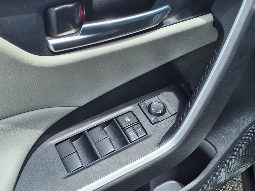 2020 Toyota RAV4 XLE photo 11