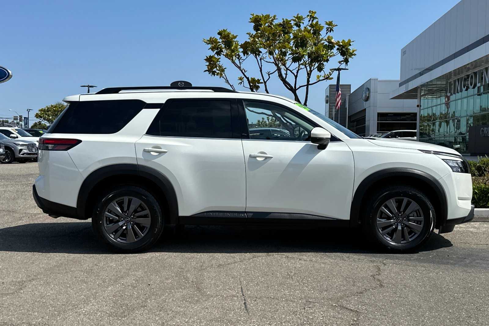 2023 Nissan Pathfinder SV photo 2
