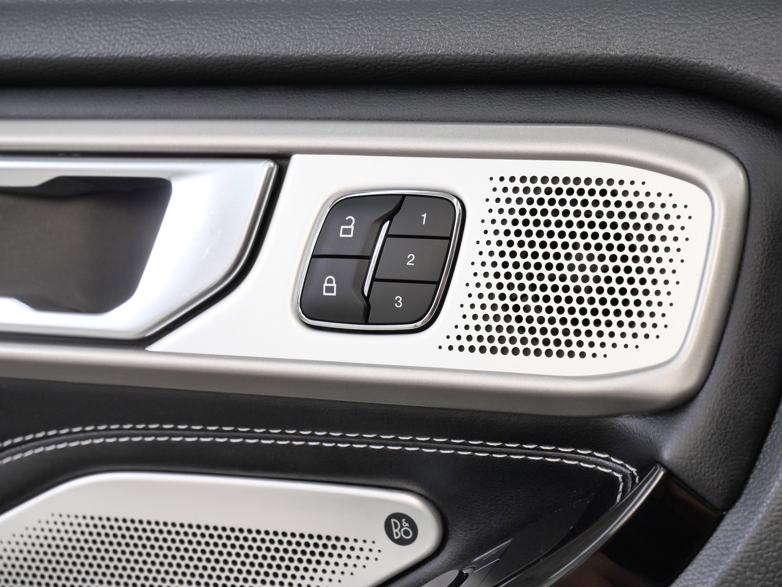 2022 Ford Explorer ST photo 31