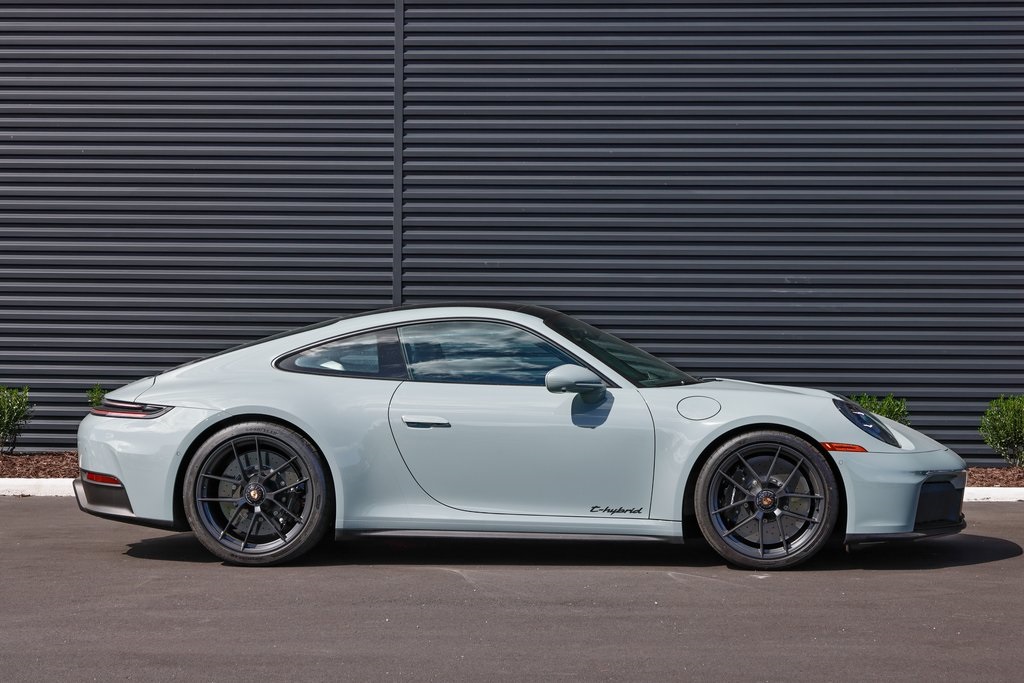 2025 Porsche 911 GTS photo 8