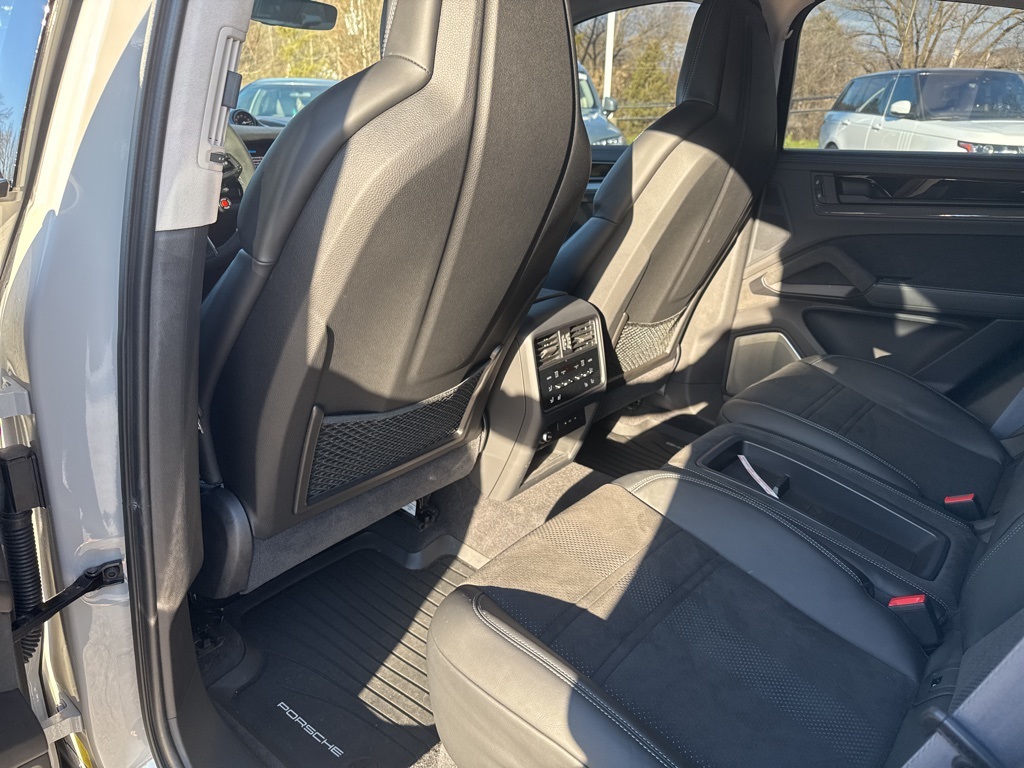 2024 Porsche Cayenne Turbo GT photo 2