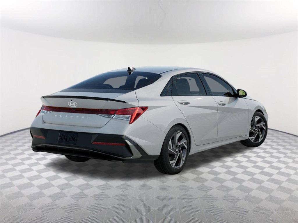 2025 Hyundai Elantra SEL Sport photo 3