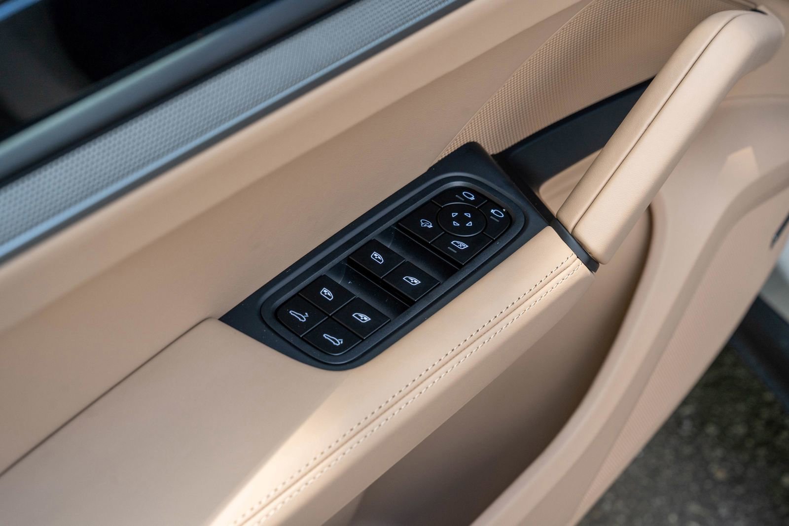 2026 Porsche Cayenne Base photo 19